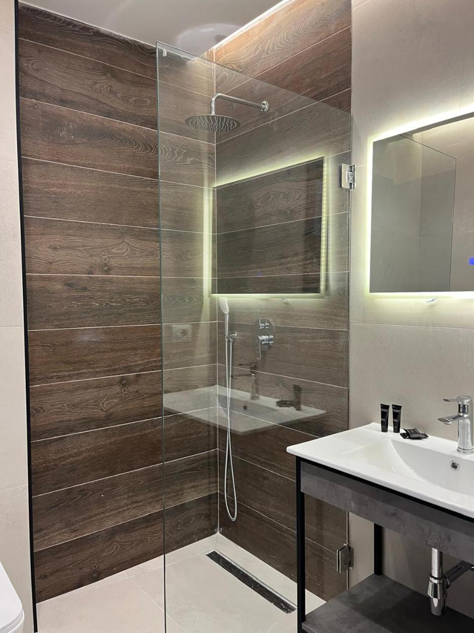 North Alb Hotel Shkodër エクステリア 写真